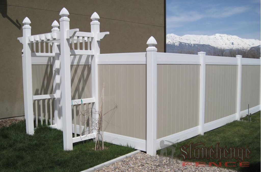 2 Tone Vinyl Fence w/ Arbor – Saratoga Springs, Utah