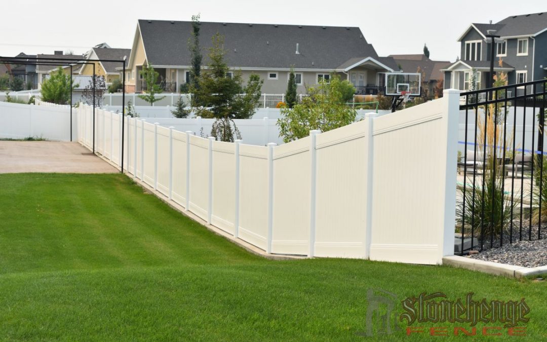 Black Iron & White Vinyl Privacy Fence – Utah County